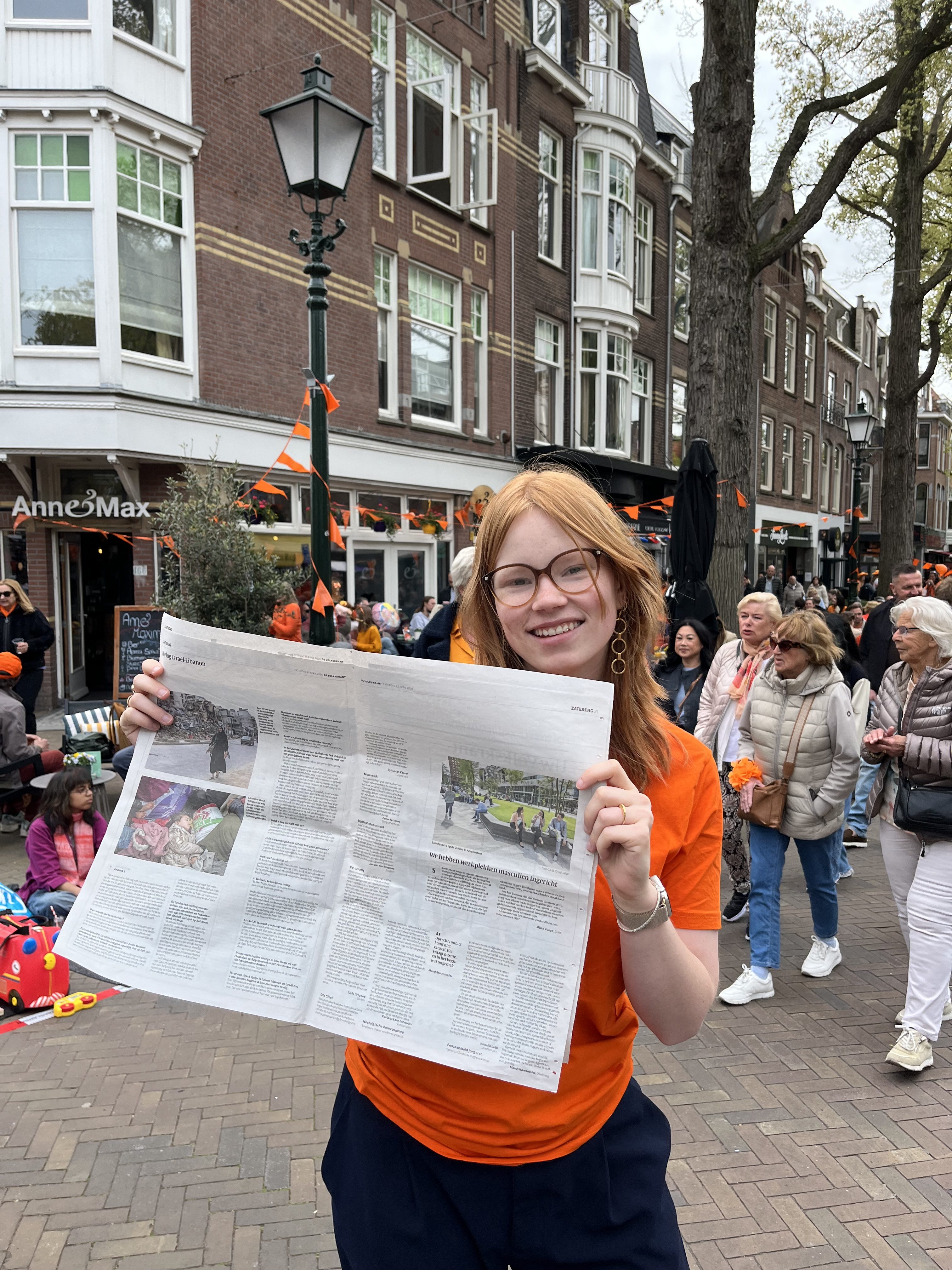 Maud Stamsnijder met een krant waarin haar ingezonden brief is gepubliceerd